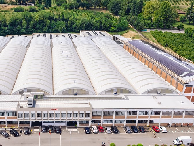 Impianti elettrici e transizione energetica: il Gruppo DKC Europe accelera il percorso verso un’industria più efficiente e sostenibile